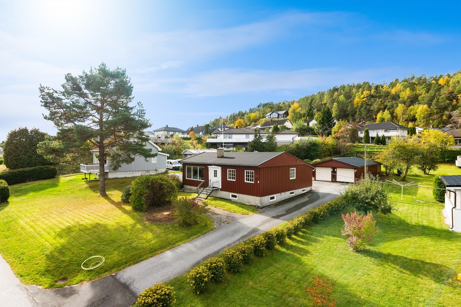 Soliveien 166A er en enebolig på stor tomt (ca. 1307 kvm). Galleribilde