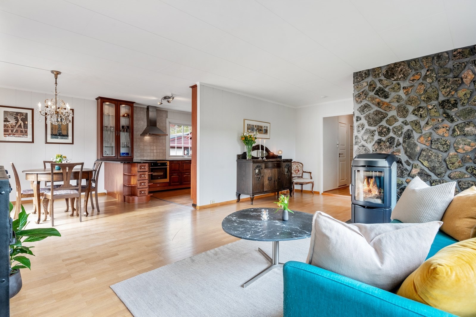 Mot kjøkkenet kan det være naturlig å plassere spisestuen. Galleribilde