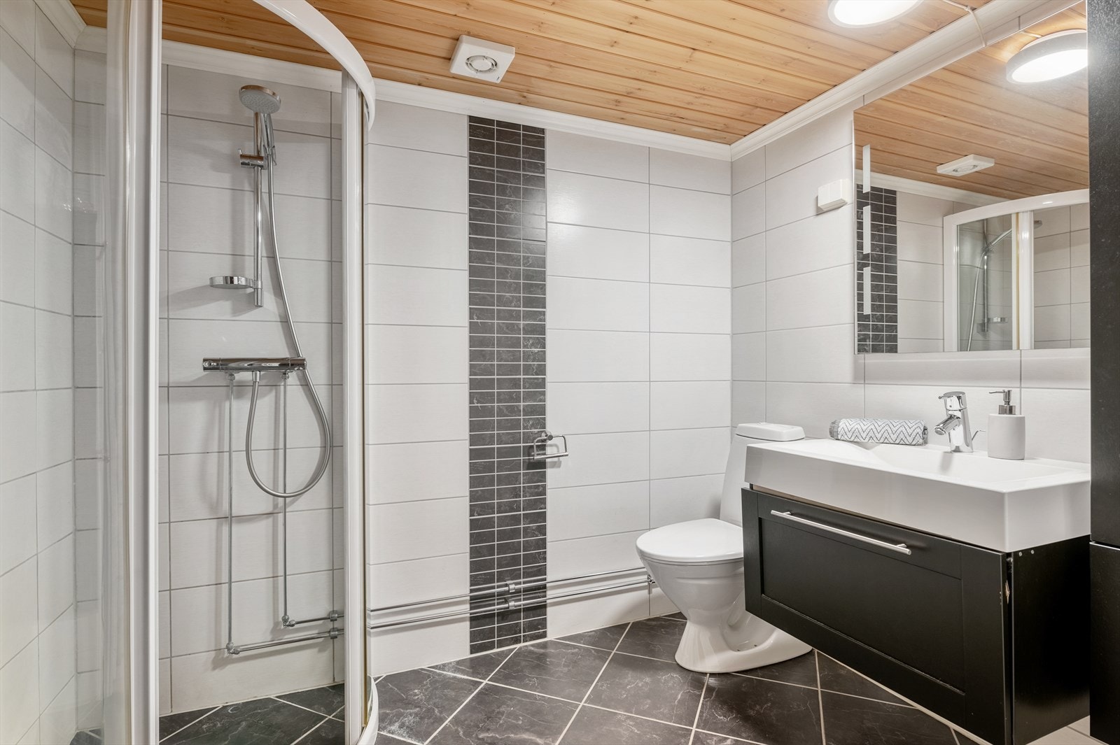 Bad med dusjhjørne i kjelleren. Galleribilde