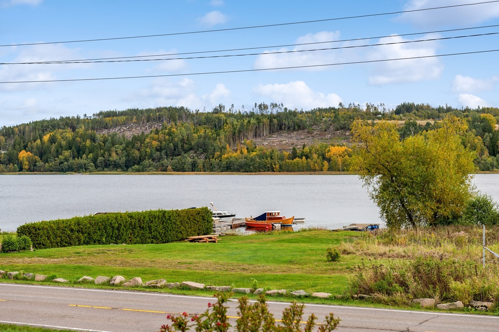 Flott utsikt mot Visterflo hvor eiendommen har båtplass. Galleribilde