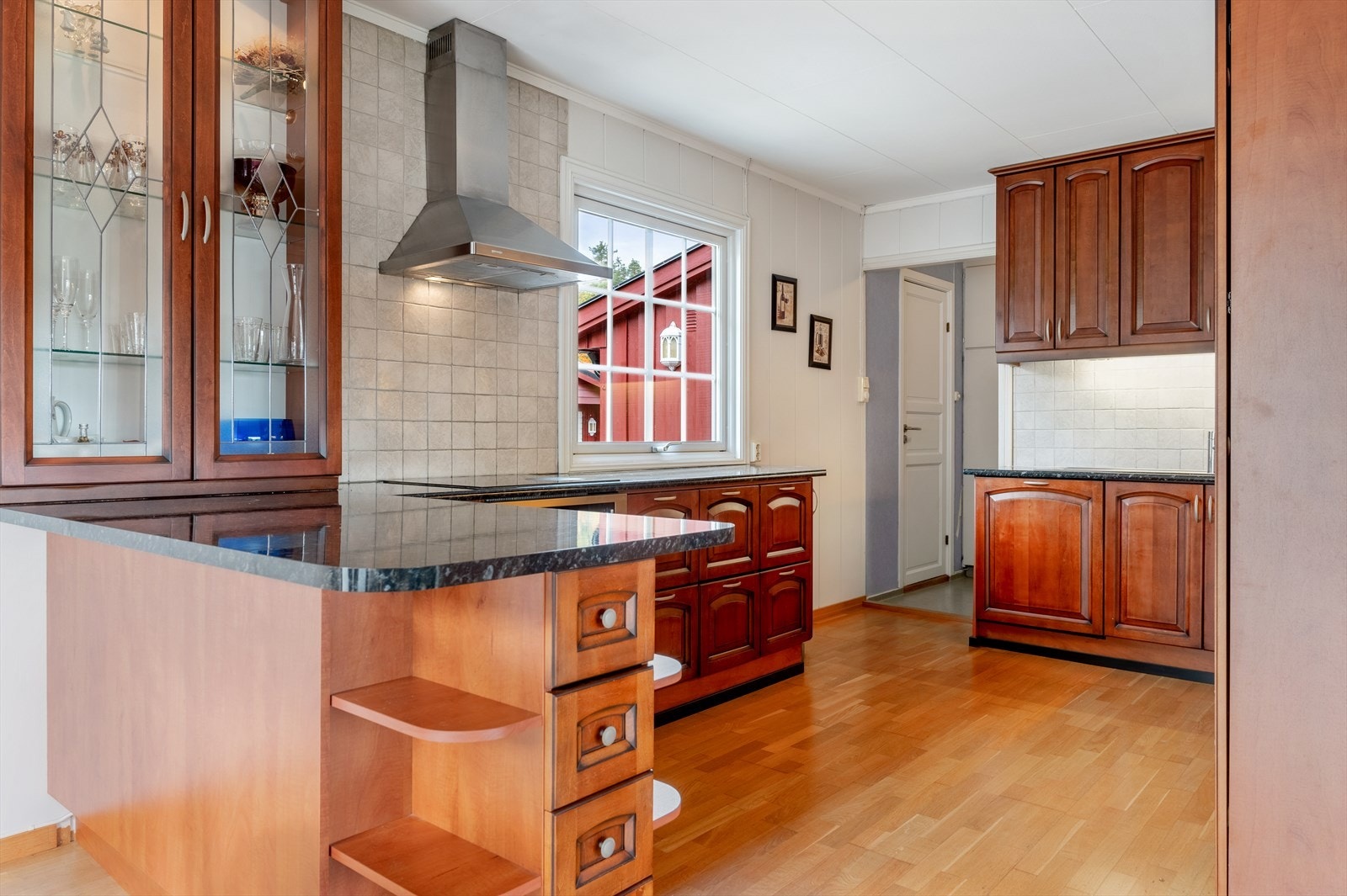 Kjøkkenet ligger i åpen løsning, og har en innredning med profilerte fronter. Galleribilde