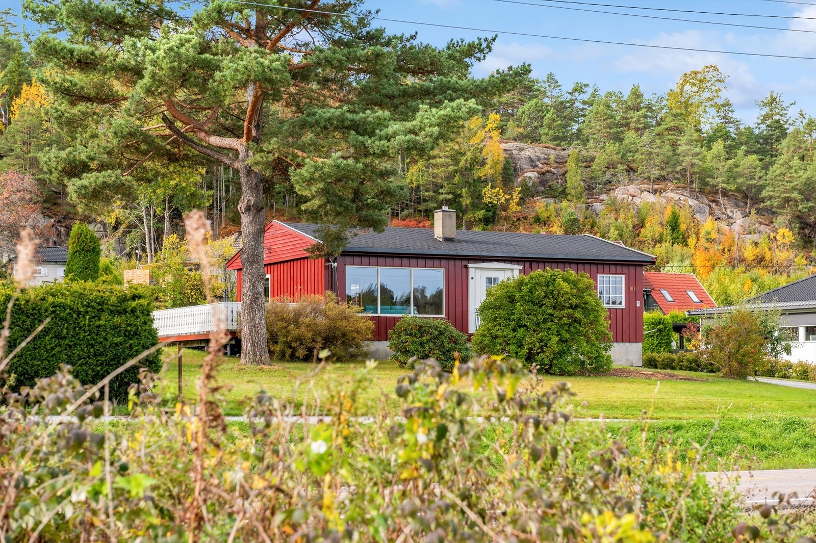 Boligen har en stor tomt og stor hage med gode solforhold gjennom hele dagen. Galleribilde