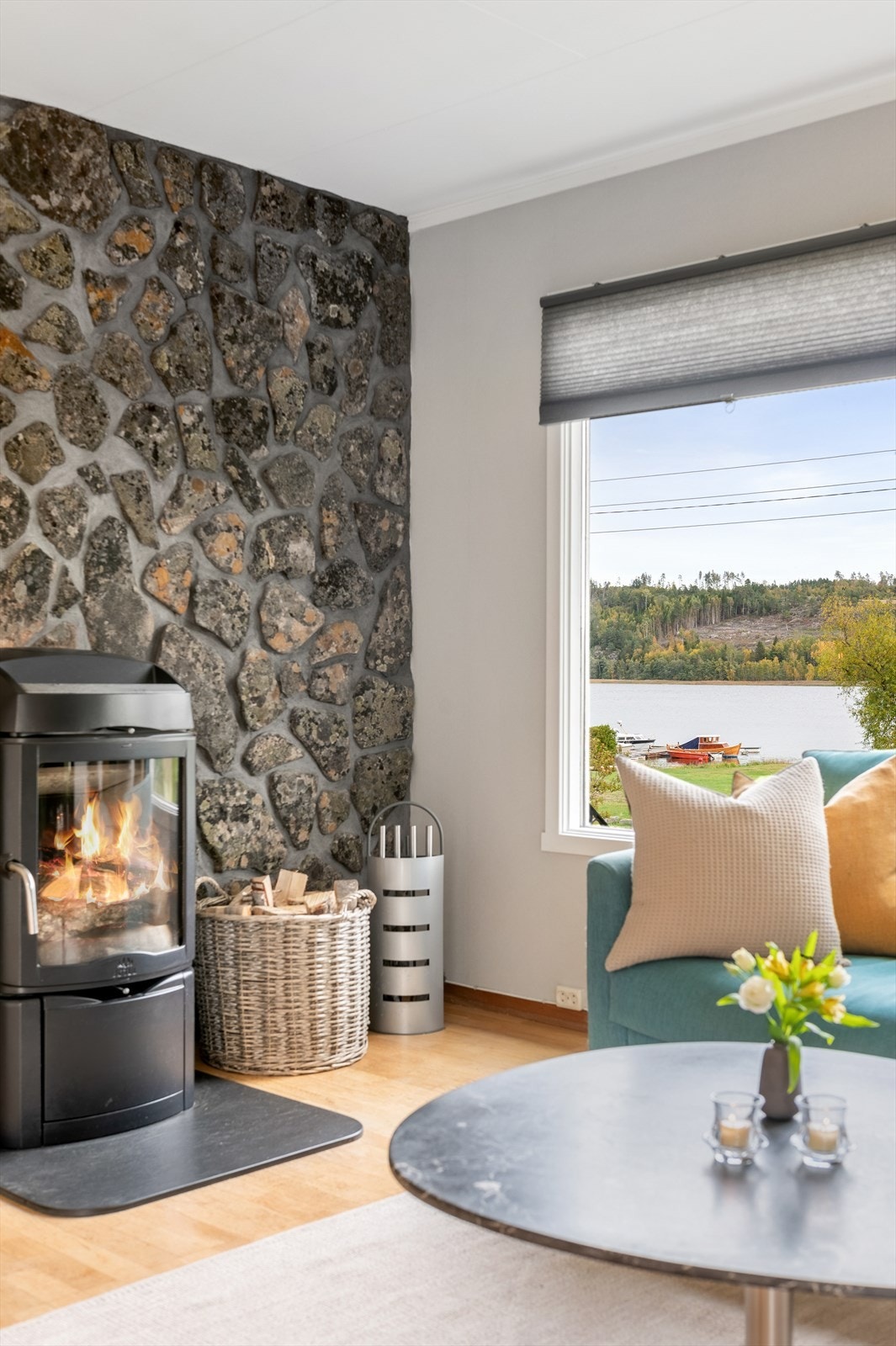 Boligen har et generelt behov for oppussing og vedlikehold, dette er et flott utgangspunkt for den som ønsker å skapet sitt eget i rolige, barnevennlige omgivelser med flott utsikt mot Visterflo! Galleribilde