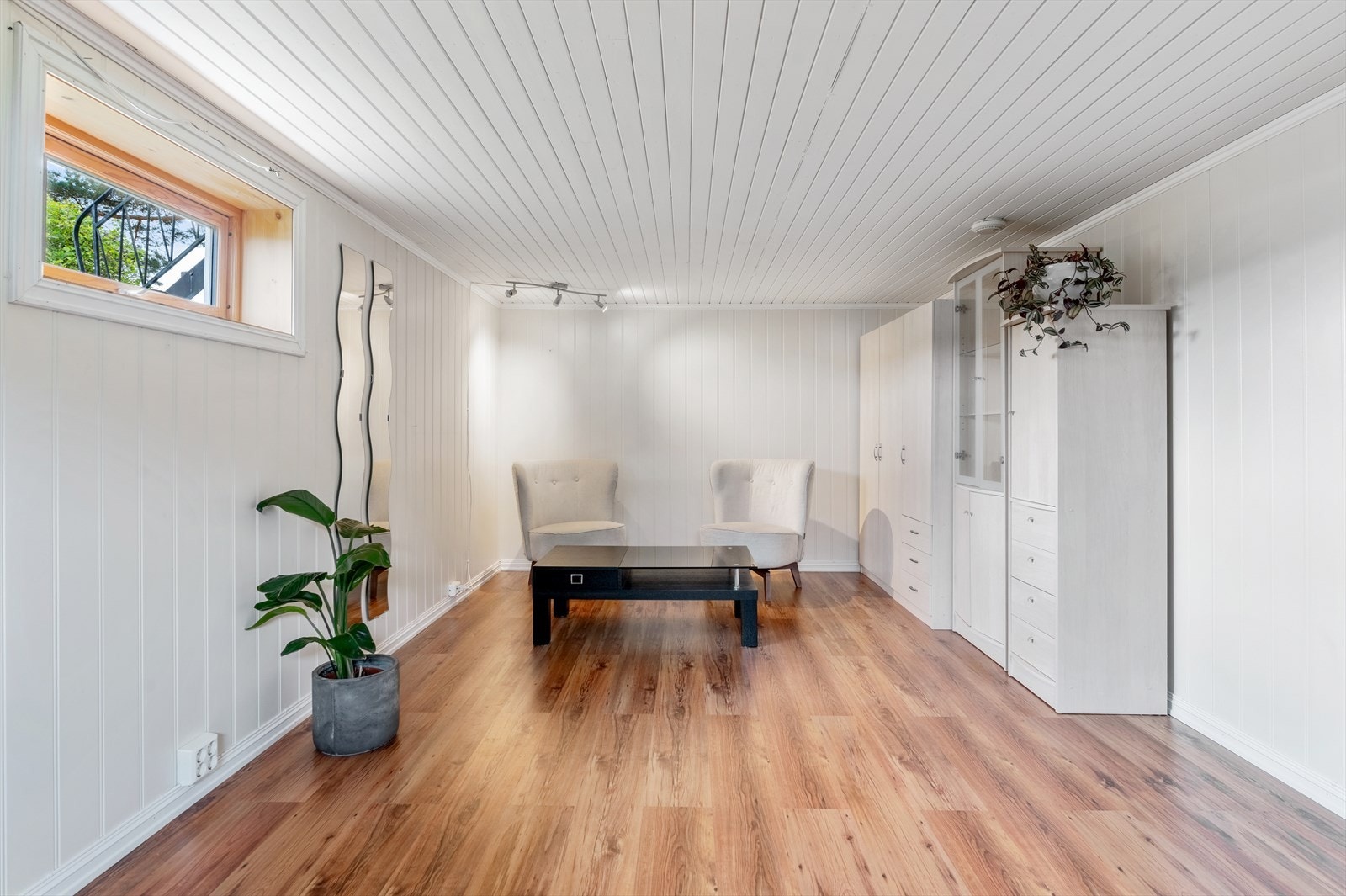 Rom innredet som kjellerstue. Galleribilde