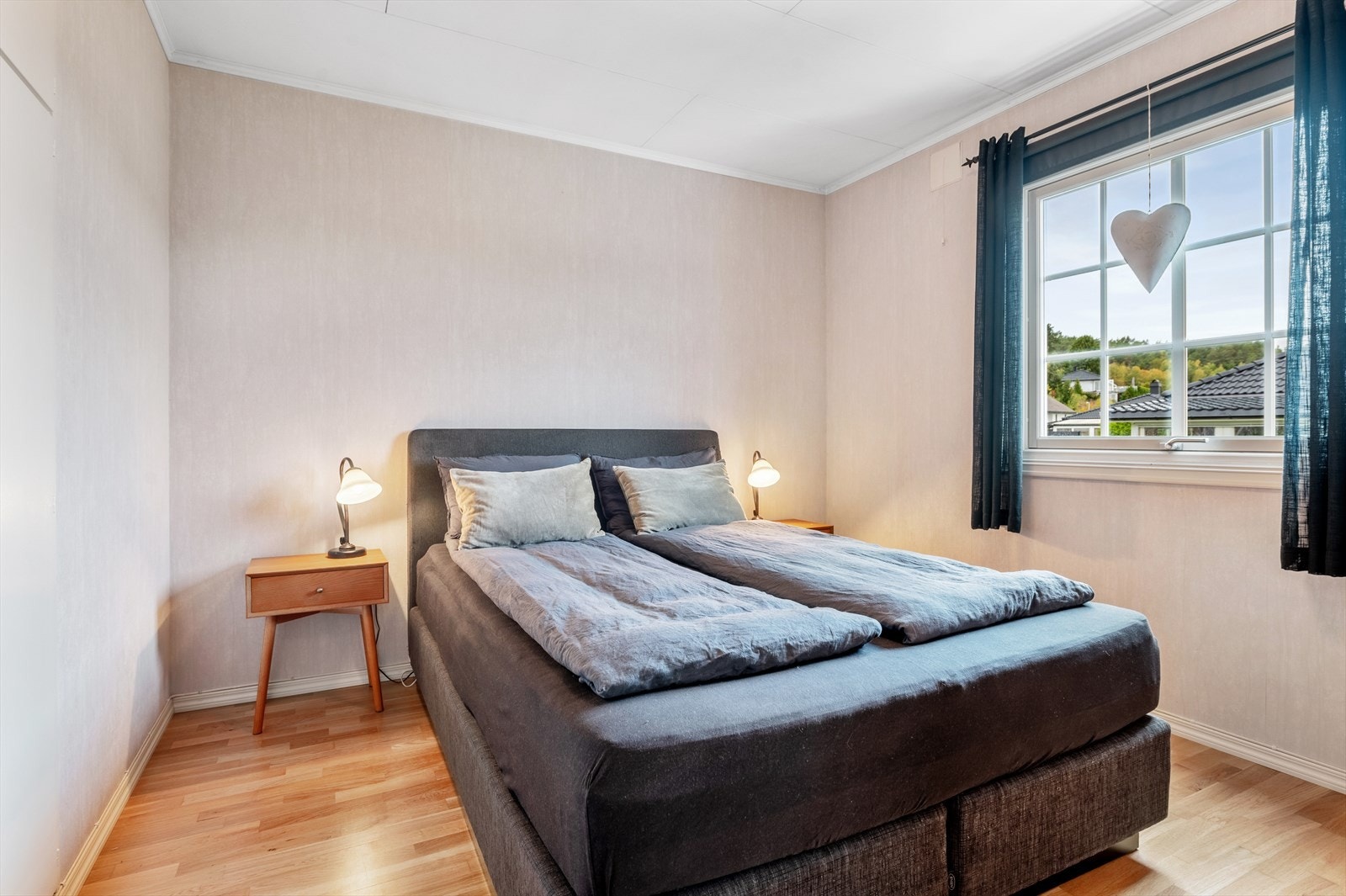 Boligen har to soverom. Hovedsoverommet har god plass til stor seng med tilhørende nattbord. Galleribilde