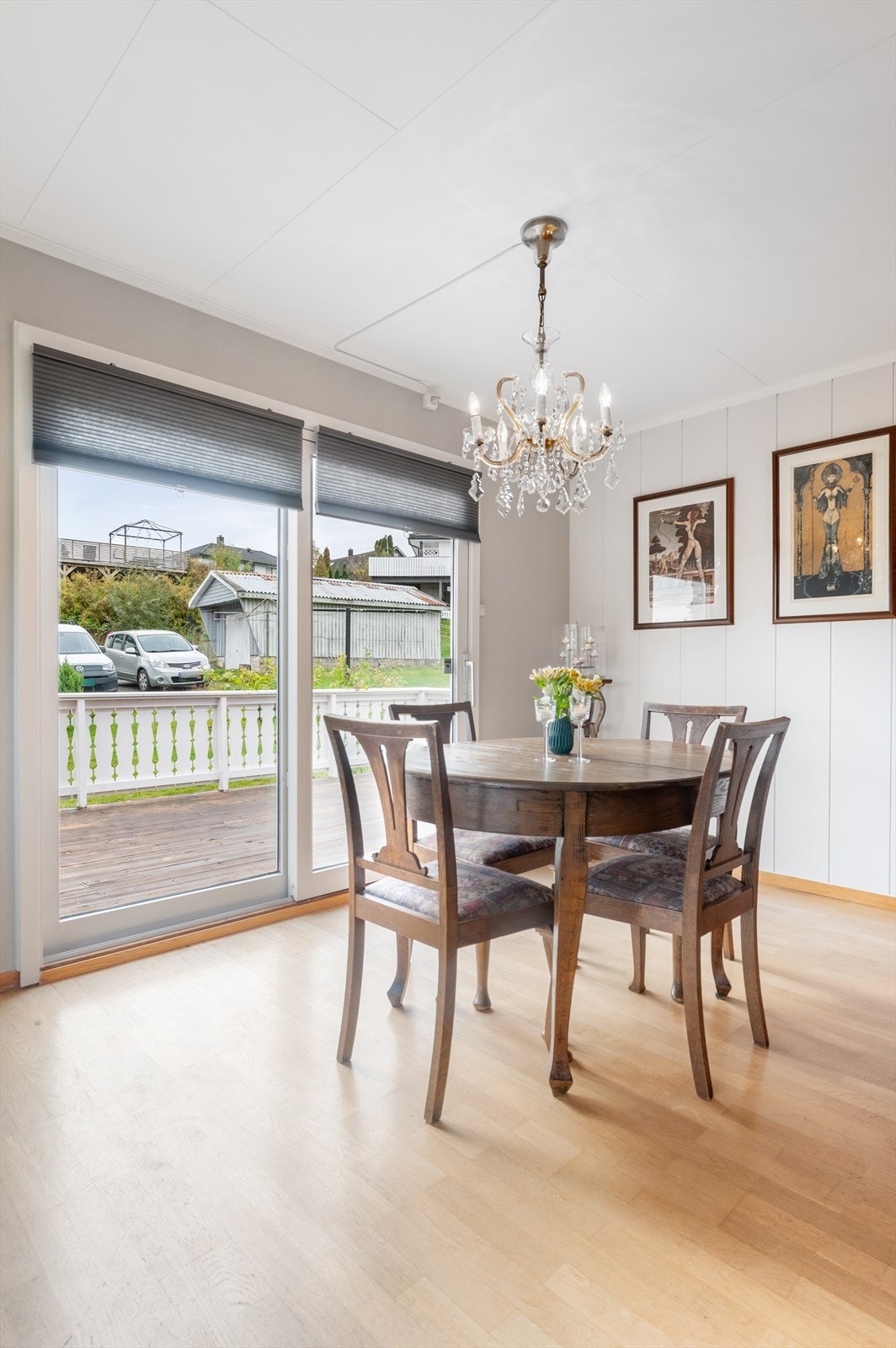 Utgang fra stua/spisestua til terrassen. Galleribilde