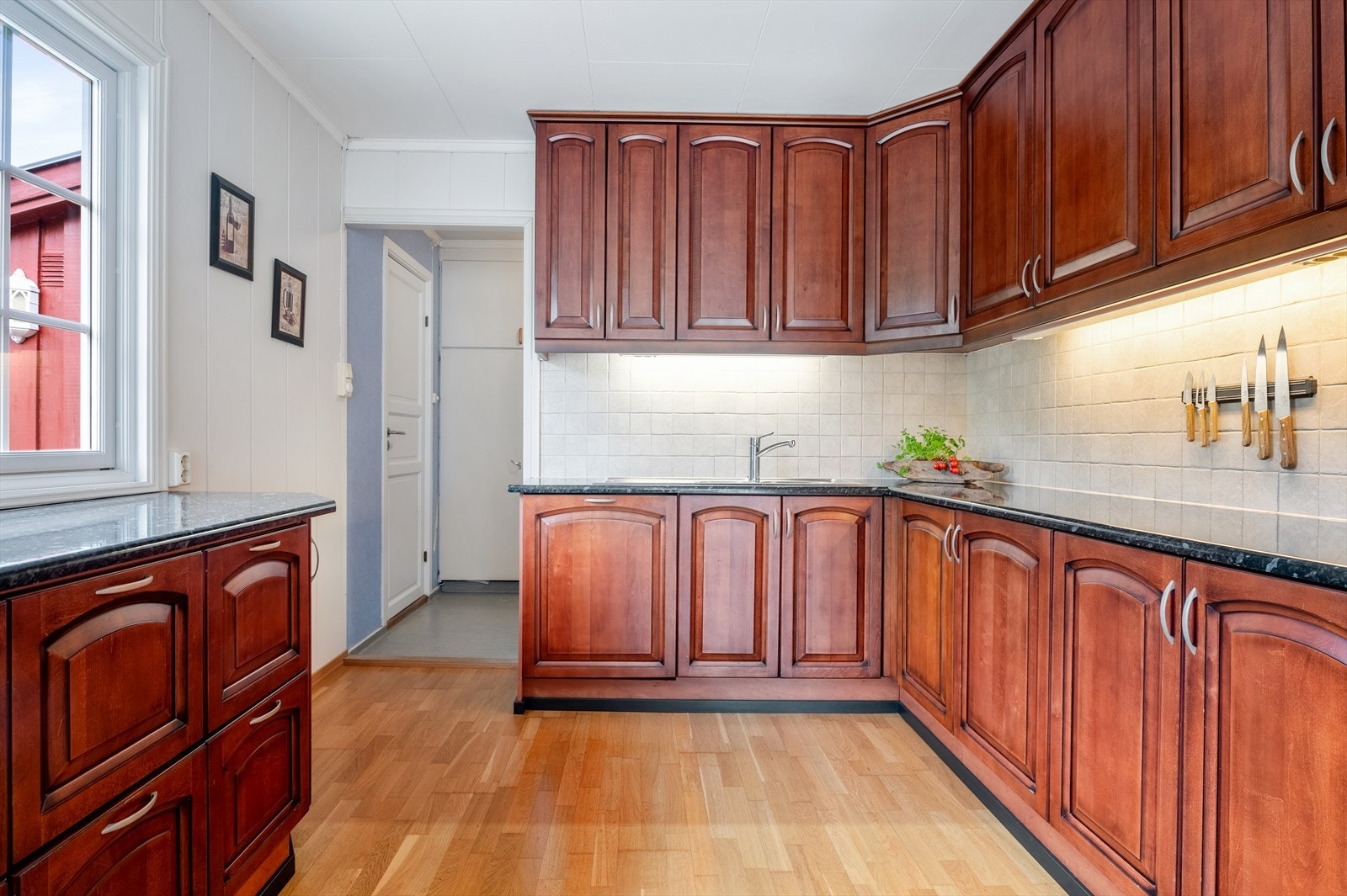 Hvitevarer som komfyr, platetopp, oppvaskmaskin og kjøleskap er integrerte. Galleribilde