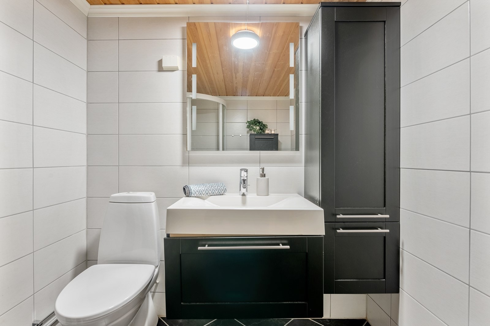 Badet er helfliset med varmekabler i gulvet. Galleribilde