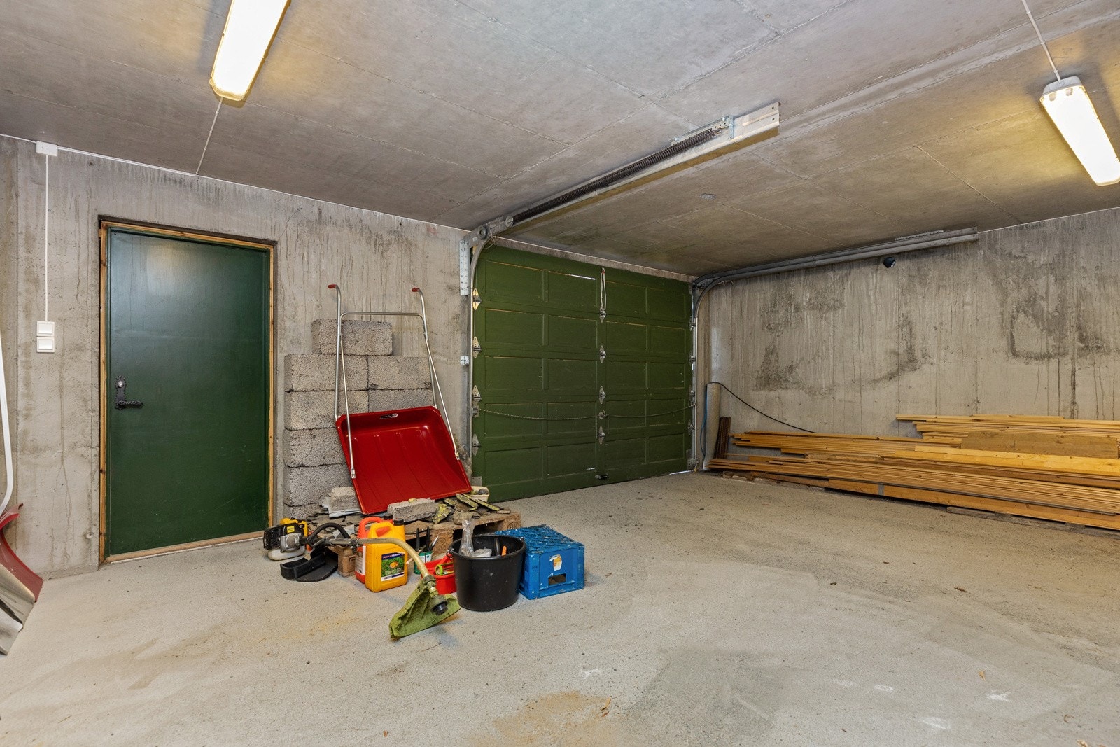 Garasjen - God plass til biloppstilling og lagringsplass Galleribilde