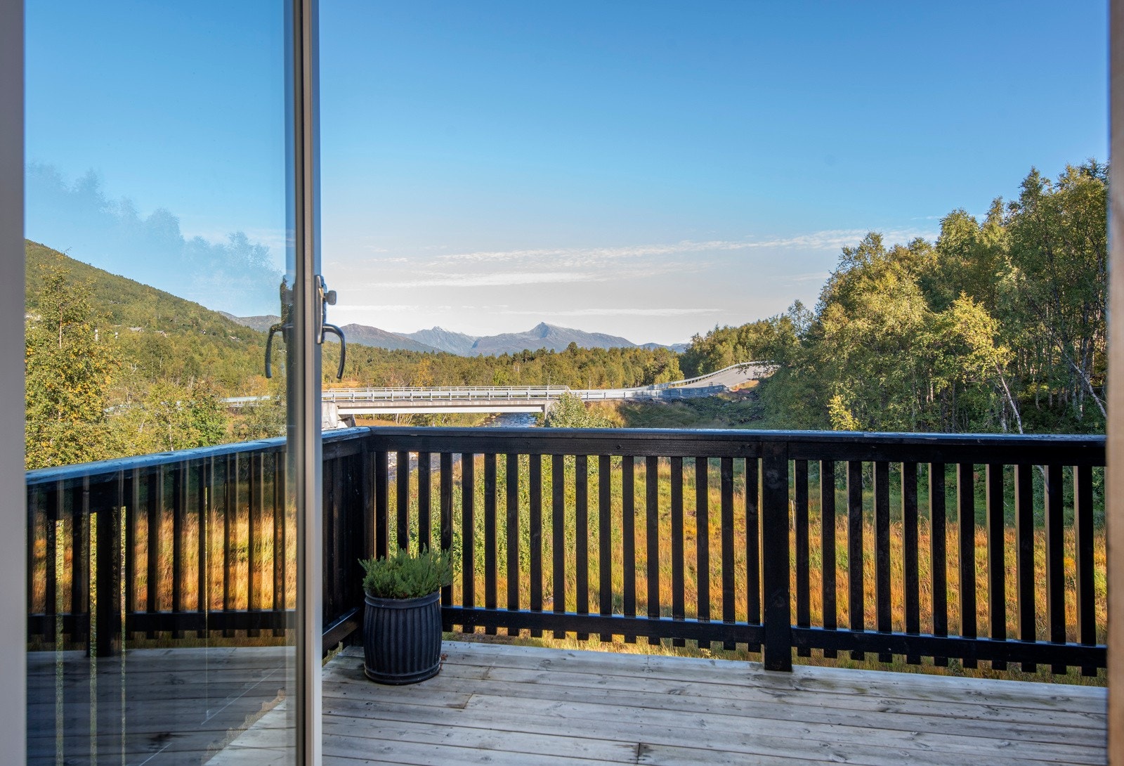Verandaen er romslig og har god plass til møblering. Galleribilde