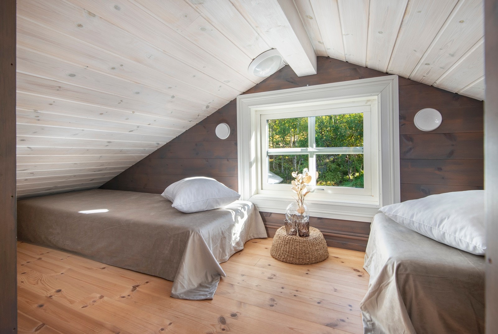 Hemsen er innredet med to soveplasser. Det er ikke måleverdig areal på hemsen, på grunn av lav takhøyde. Galleribilde