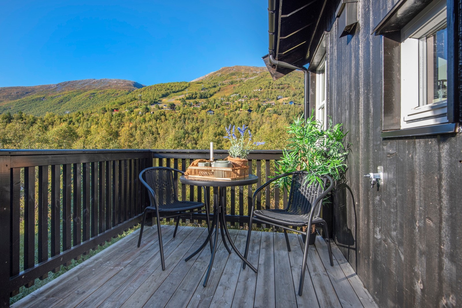 Flott veranda ved inngangspartiet. Galleribilde