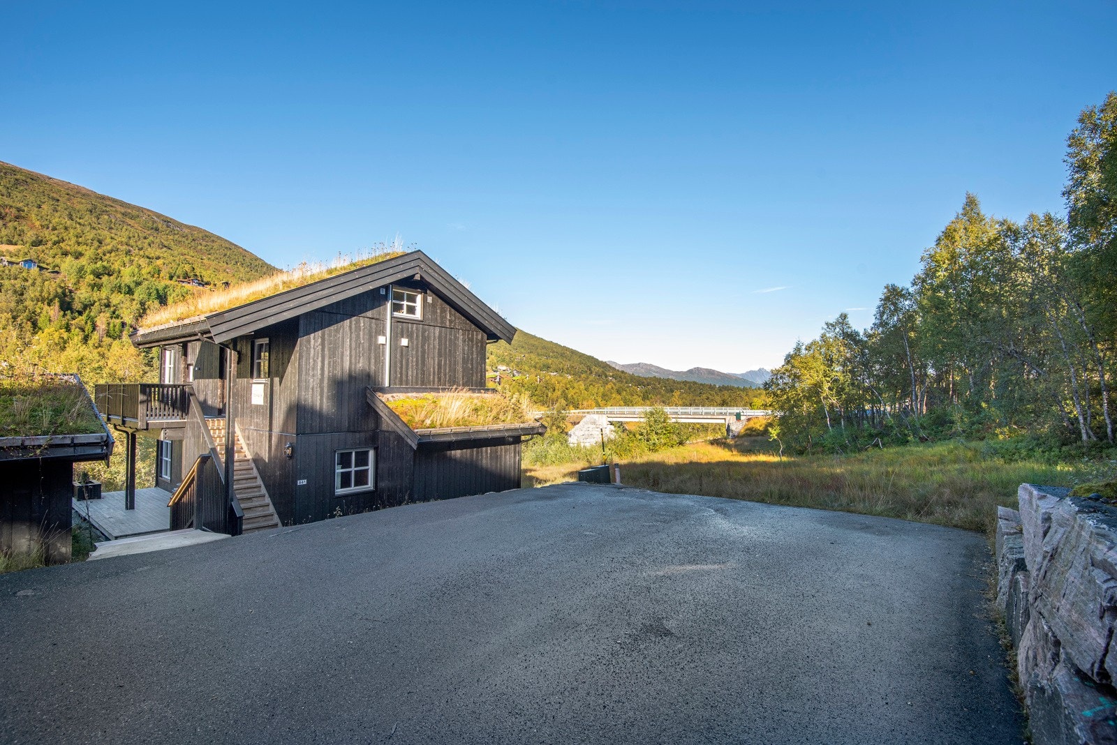 Det er god plass til parkering på oppsiden av eiendommen. Galleribilde