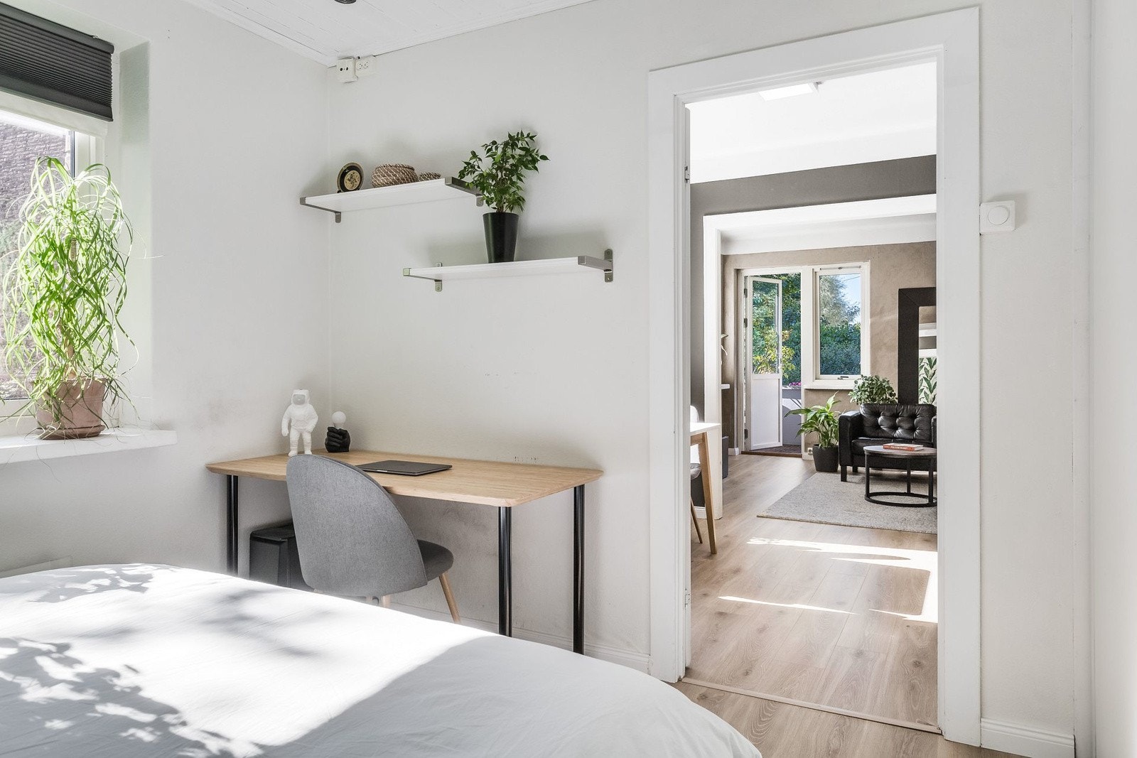 Fra senga nytes en åpen løsning helt frem til balkongen Galleribilde