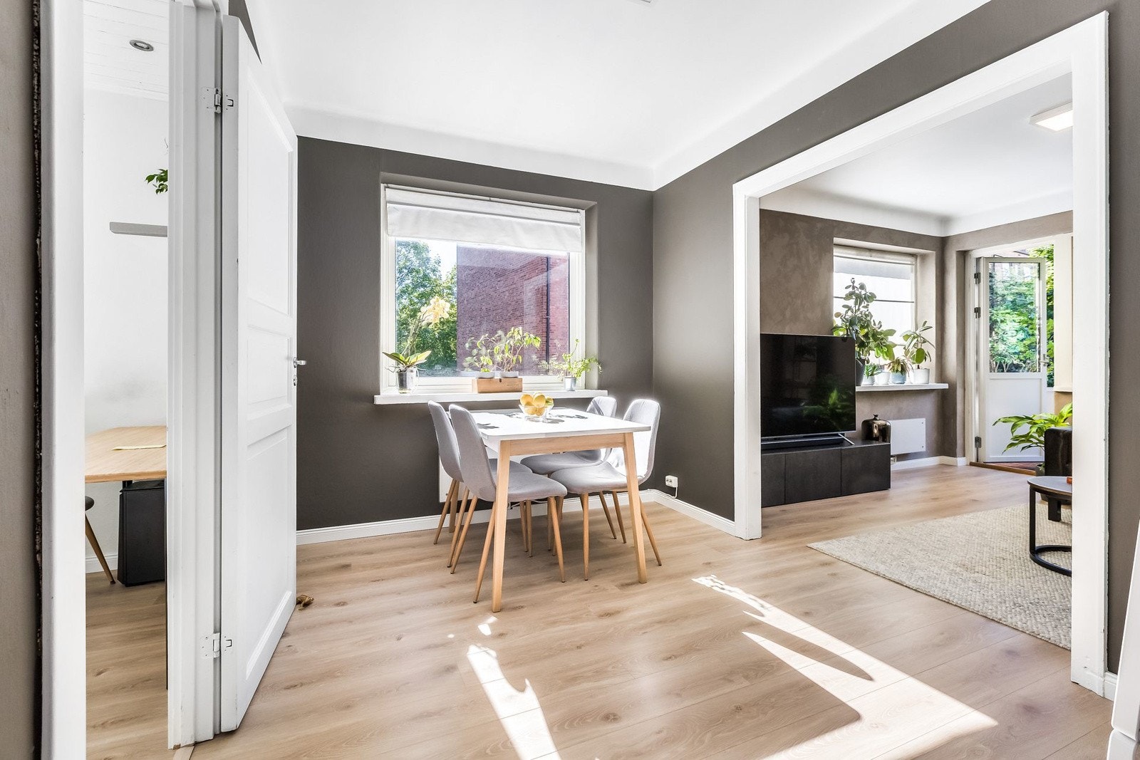 Gulvet er fra 2020 og under det finnes det parkett for de som skulle ønske å ta frem denne. God takhøyde i stua, 2.60m Galleribilde