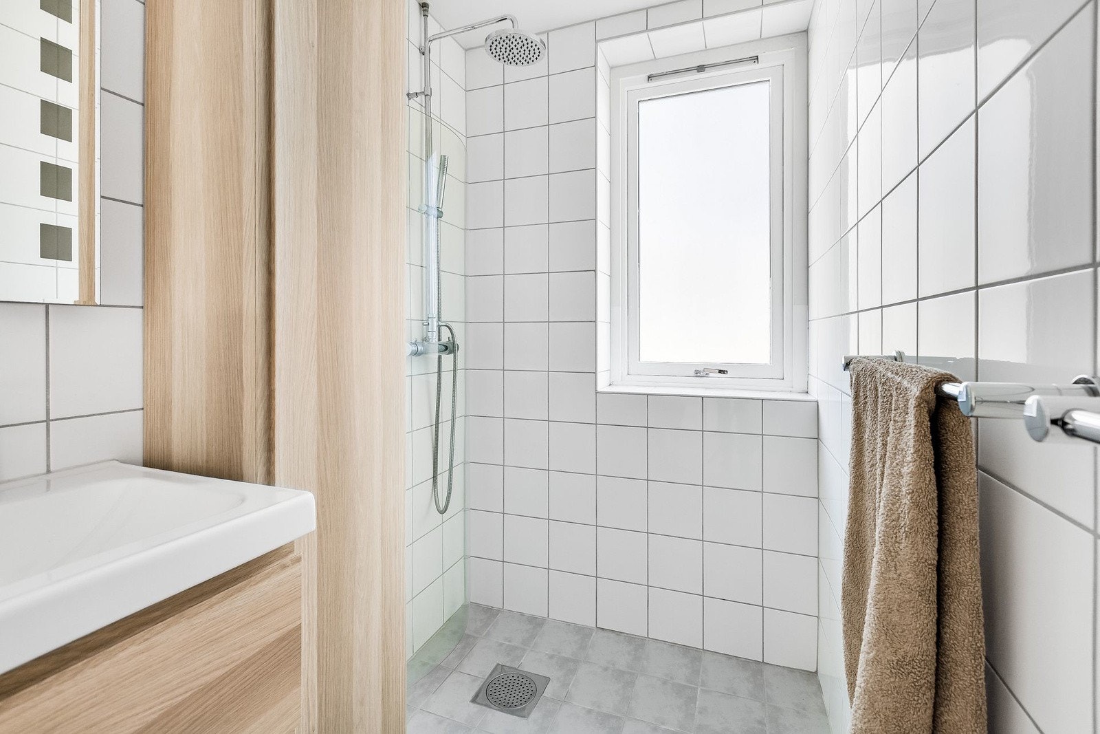Vinduet på badet gir godt med naturlig lys Galleribilde