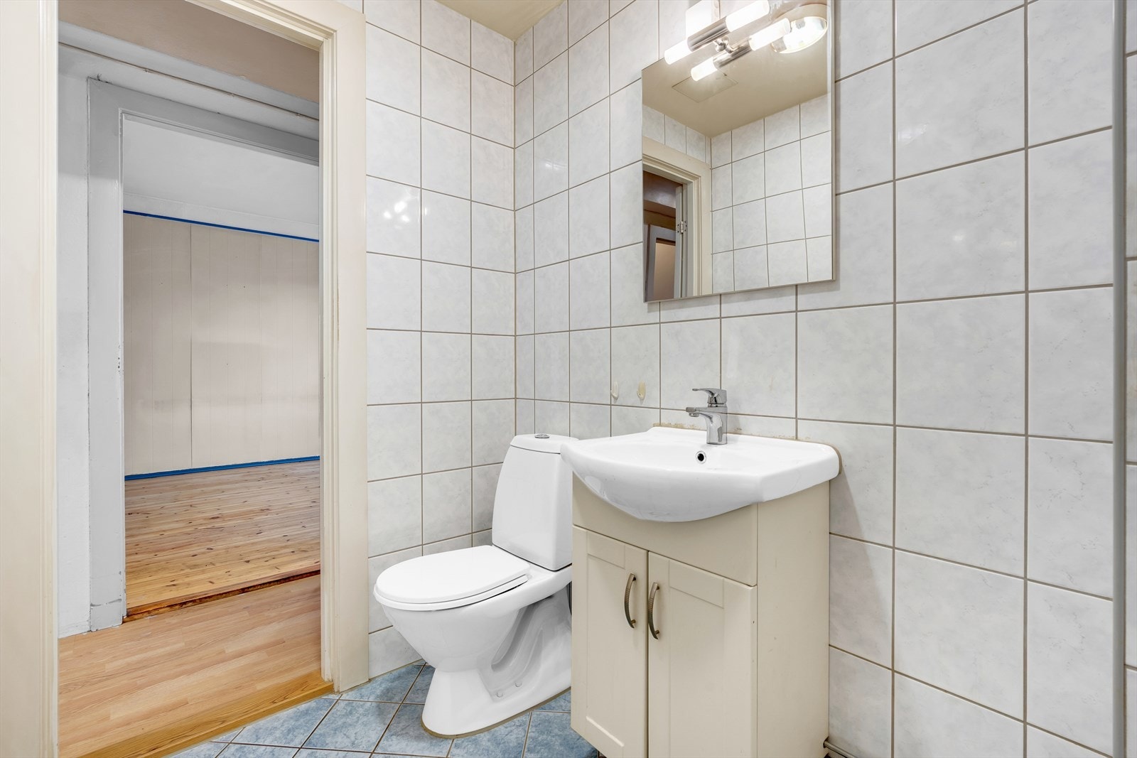 Det er opplegg for vaskemaskin både på baderom samt dagens kjøkken. Galleribilde