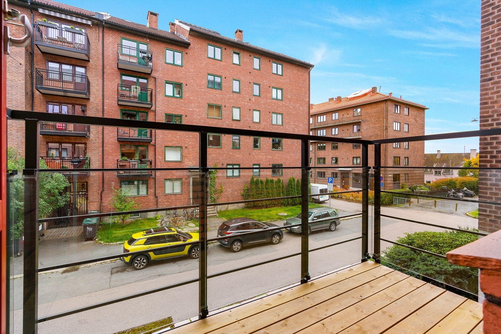 Balkongen vender ut mot rolige omgivelser og ligger skjermet fra all bystøy og trafikk. Galleribilde