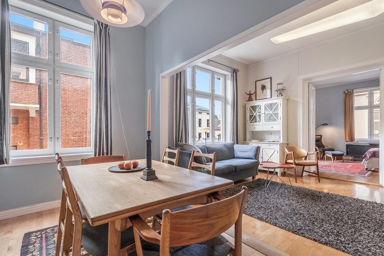 - Generøs takhøyde kombinert med store vindusflater bidrar til en luftig atmosfære - Galleribilde