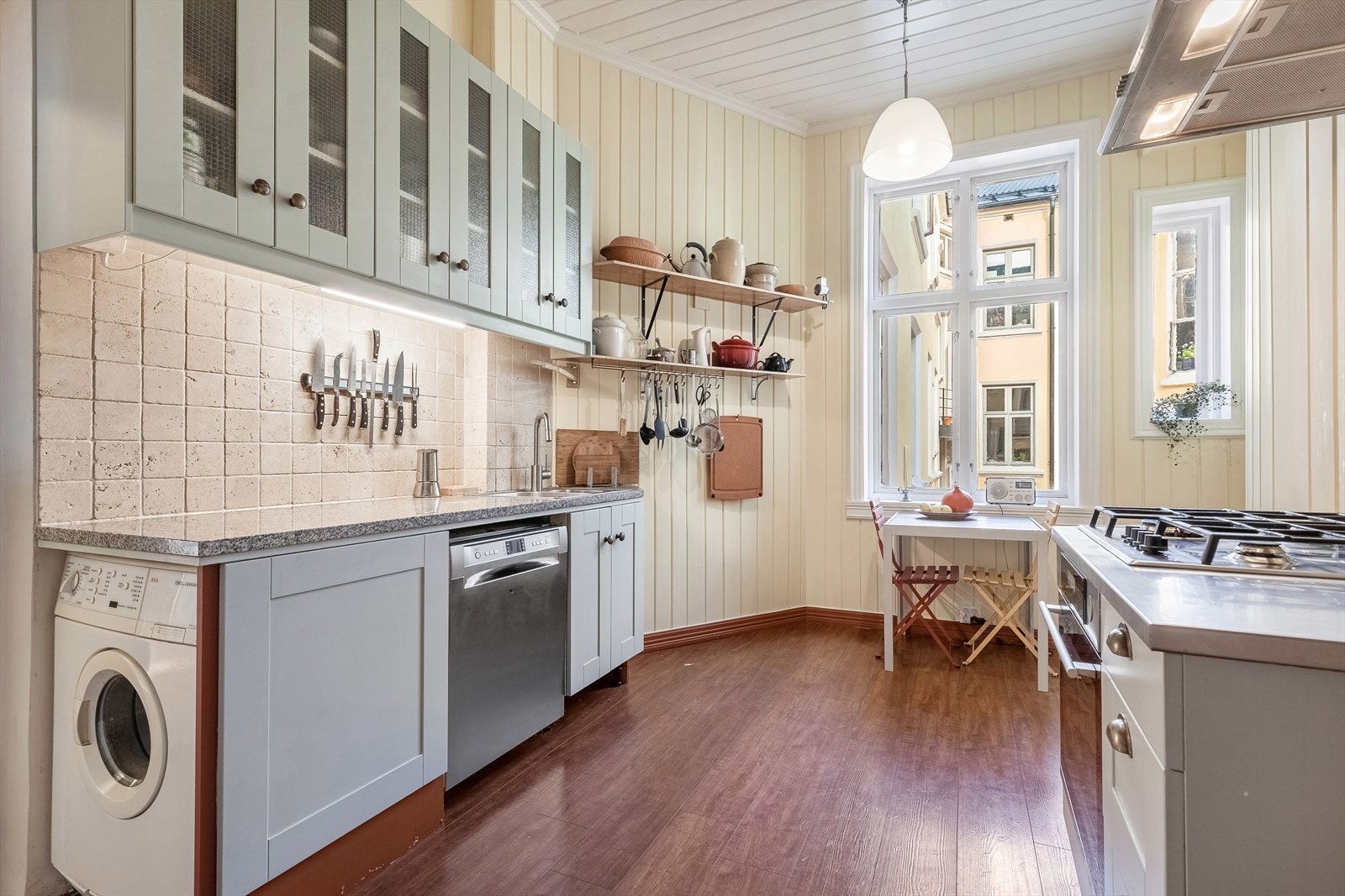 - Stort kjøkken med god skap- og benkeplass - Galleribilde