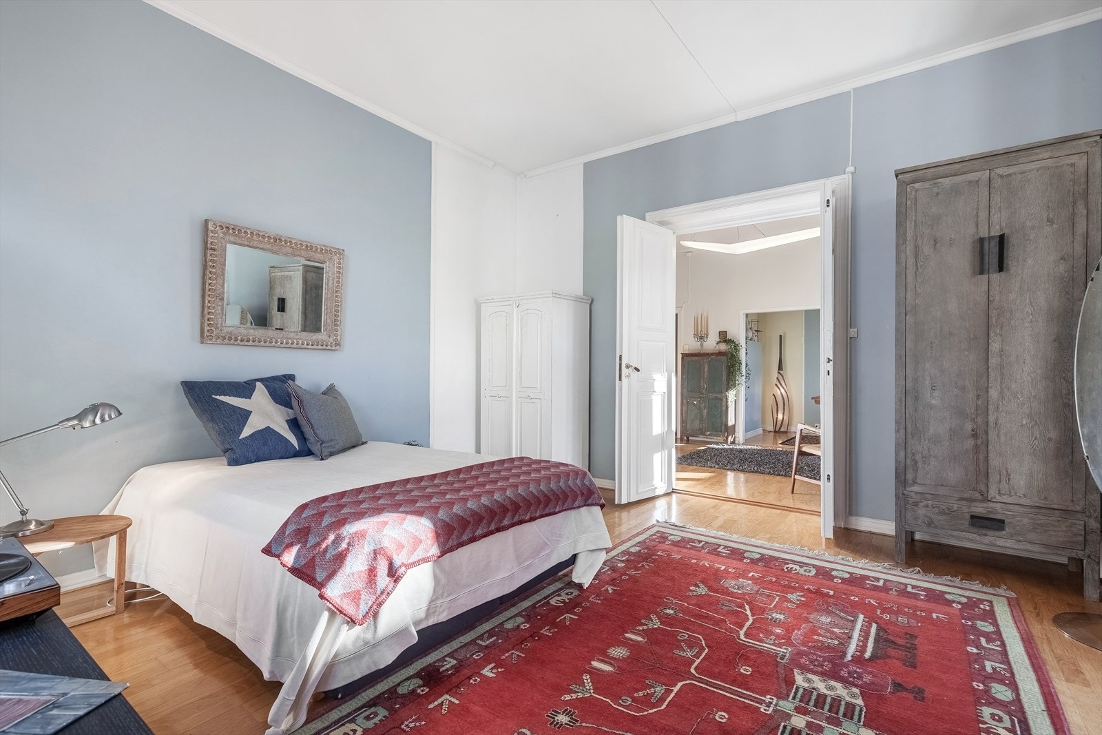 - Soverommet kan eksempelvis omgjøres til stue, slik at man får 3 stuer på rad. Pipeløp i hjørnet hvor det kan settes inn enda et ildsted - Galleribilde