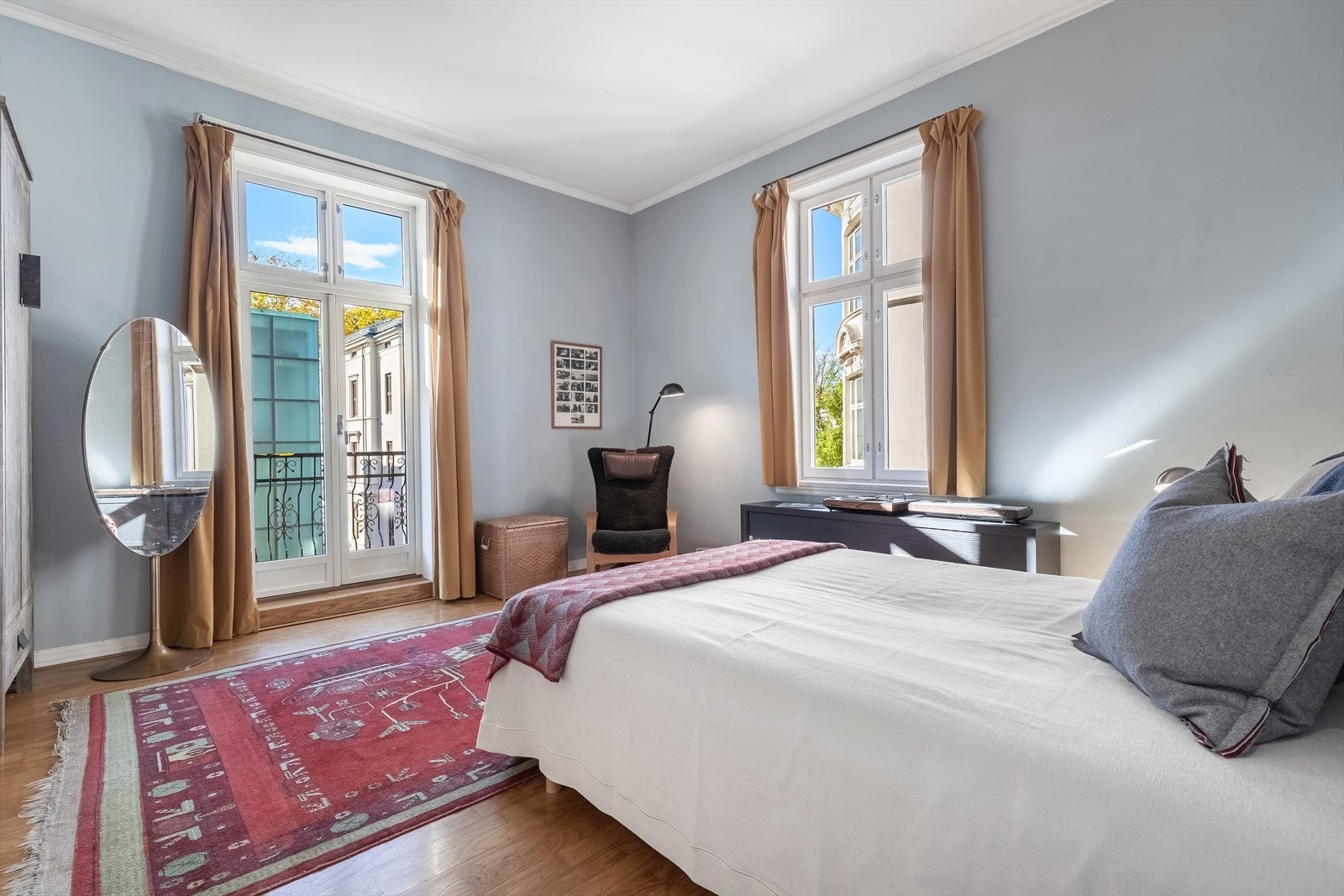 - Fra soverommet er det adkomst til nydelig sydvest-vendt balkong med gode solforhold - Galleribilde