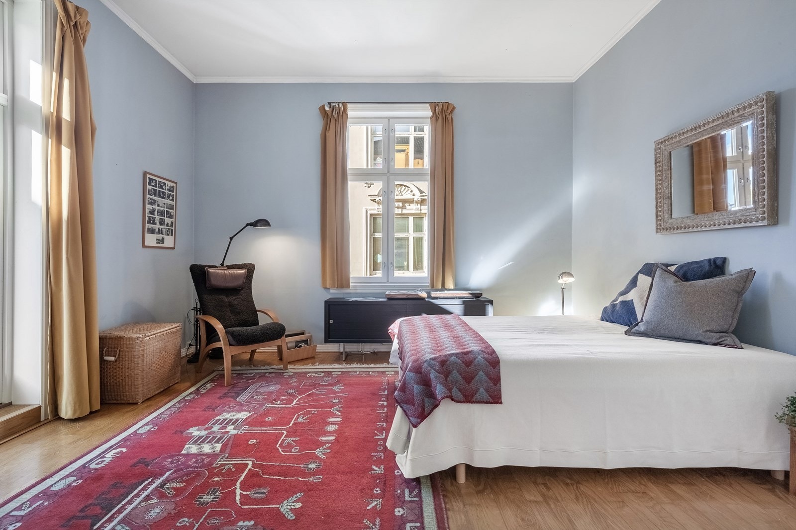 - Romslig hovedsoverom med god plass til stor seng med tilhørende møblement - Galleribilde