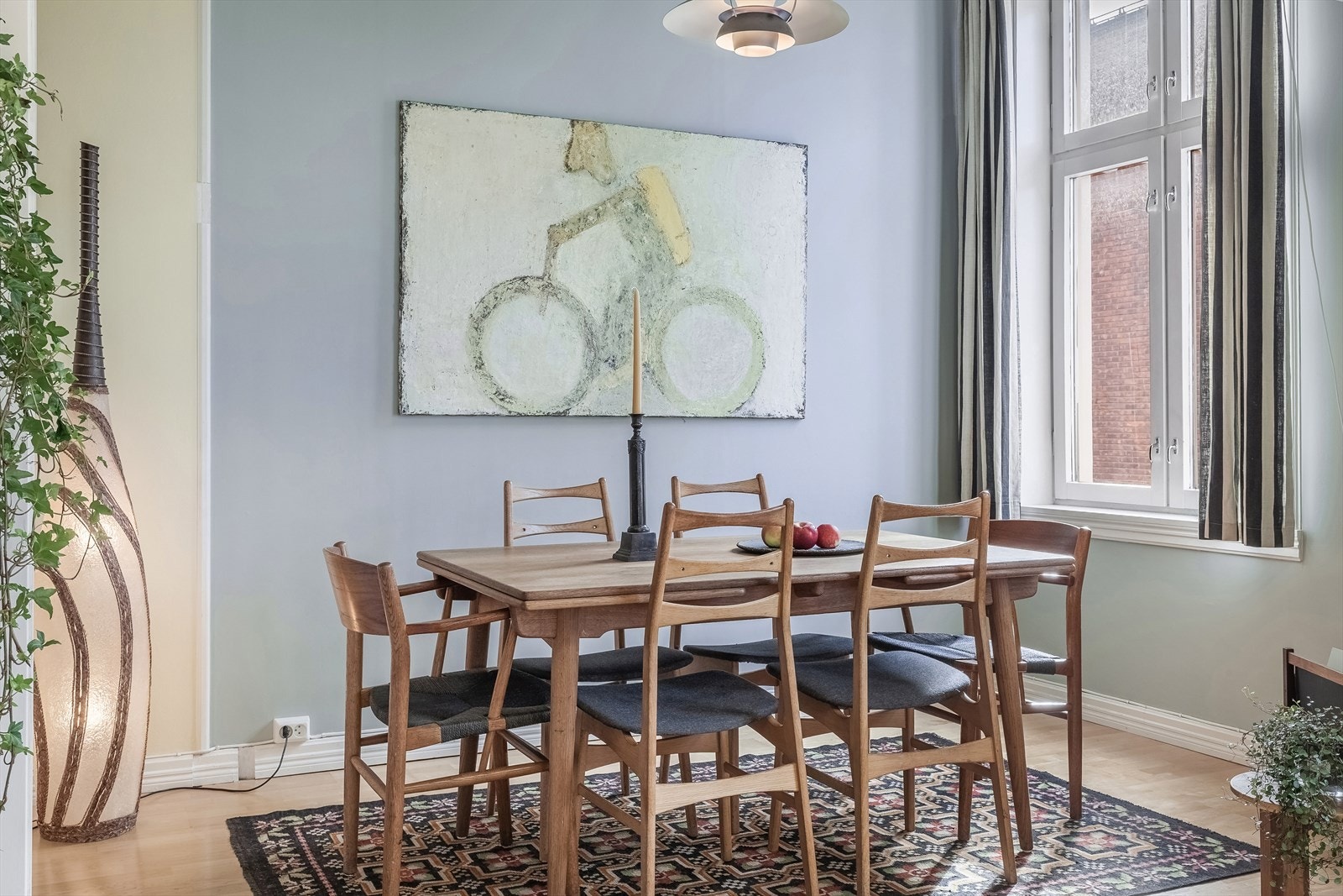 - Spisestue med god plass til å invitere kjente og kjære - Galleribilde