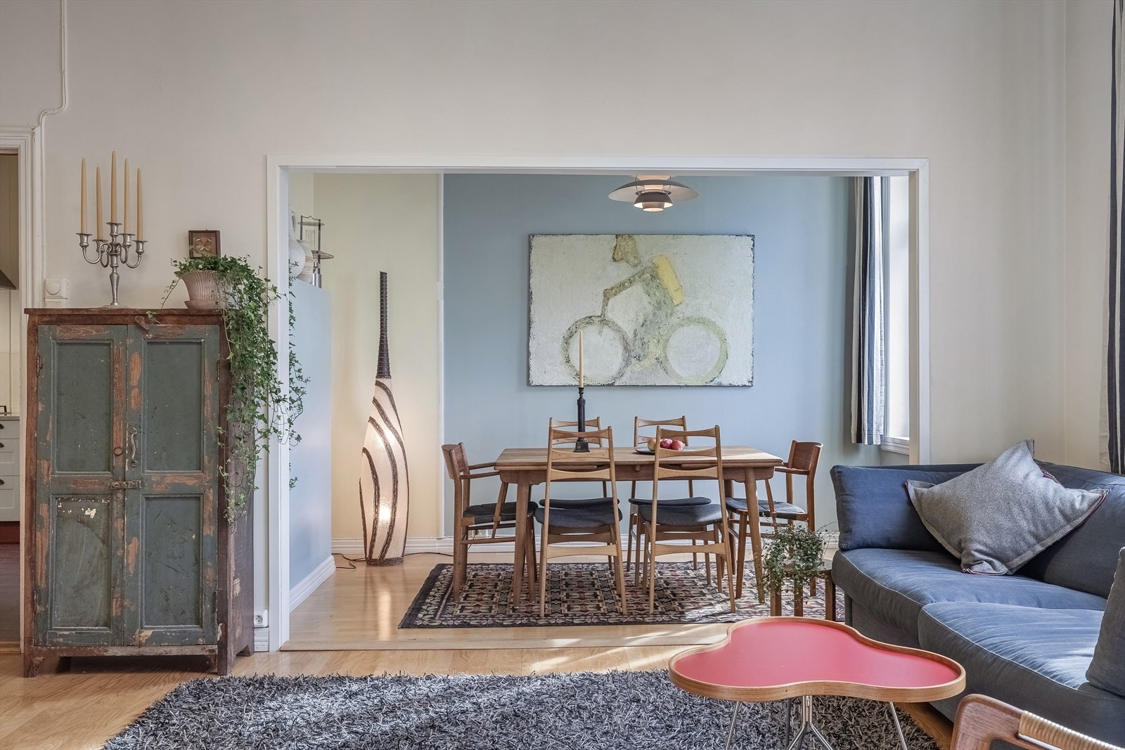 - Romslig stue med god plass til sofaseksjon med tilhørende møblement - Galleribilde