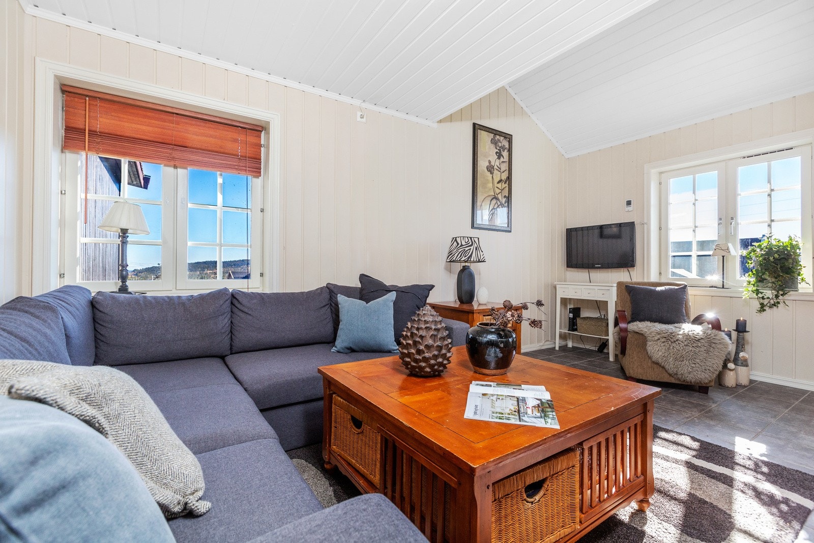 Leiligheten kan skilte med bl.a. en romslig stue, 2 soverom og 2 bad, gjennomført i lyse behandlede overflater Galleribilde