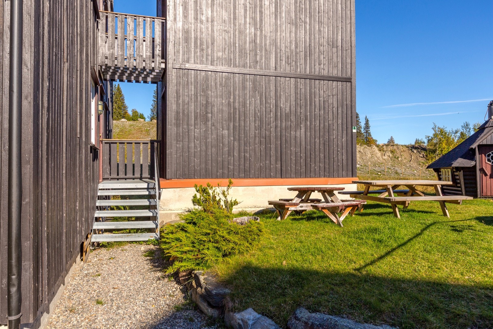 Inngangsparti med trapp opp til leilighetene Galleribilde