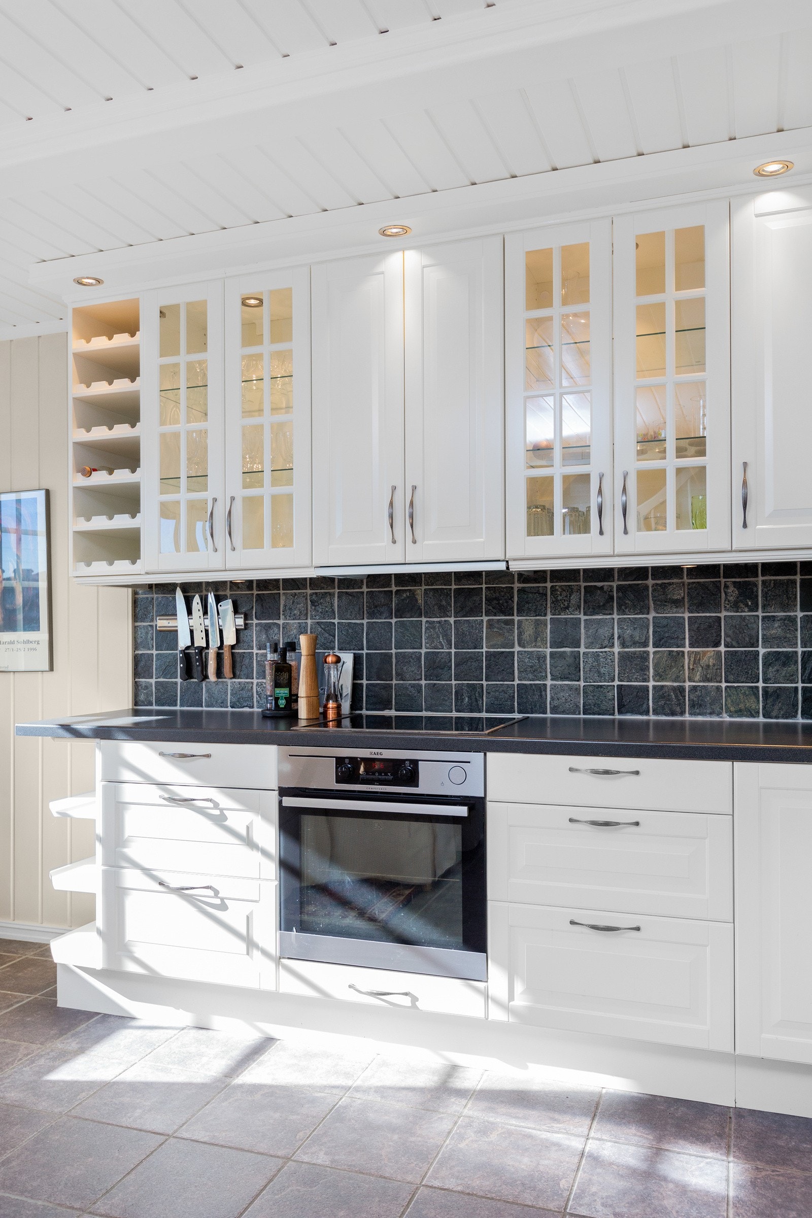 Komfyr, steketopp, oppvaskmaskin og kjøle-/fryseskap er integrert i innredningen Galleribilde