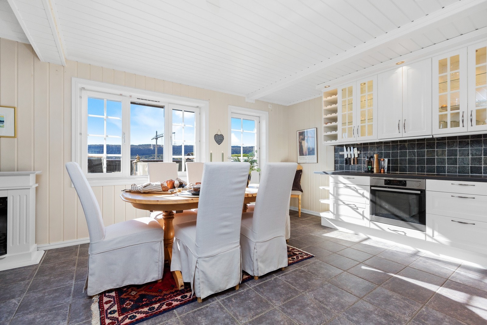 Fra kjøkkenet er det tilgang til balkong Galleribilde