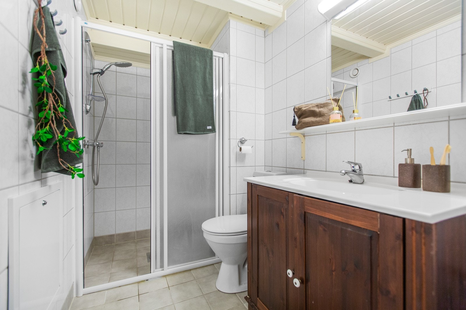 Praktisk bad i 1. etasje med opplegg for vaskemaskin Galleribilde