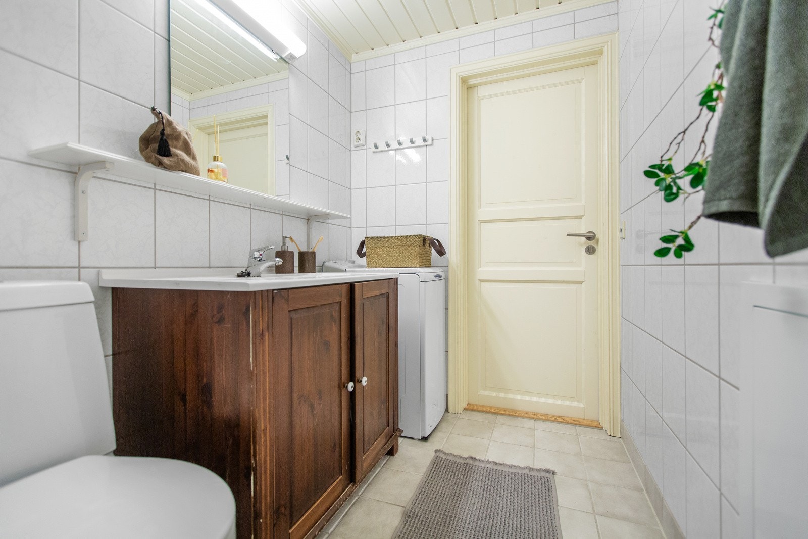 Baderomsinnredning har profilerte fronter, i mørk utførelse, samt heldekkende servantplate Galleribilde