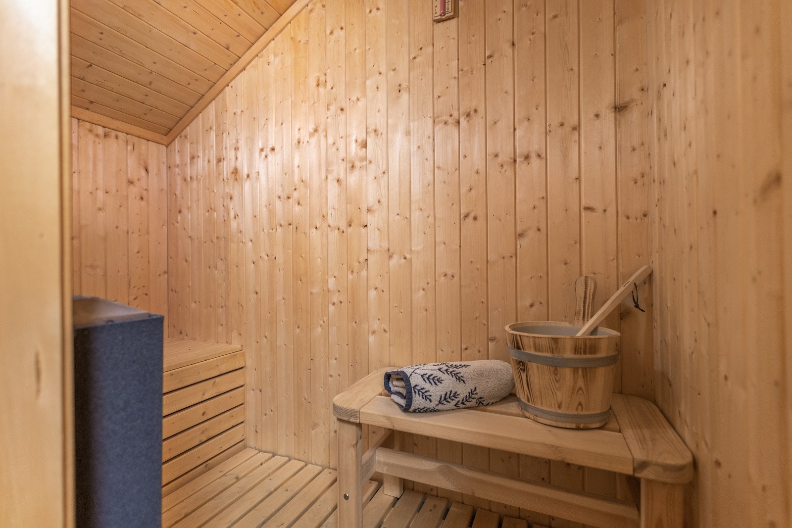 Fra badet har man tilgang til behagelig badstue Galleribilde