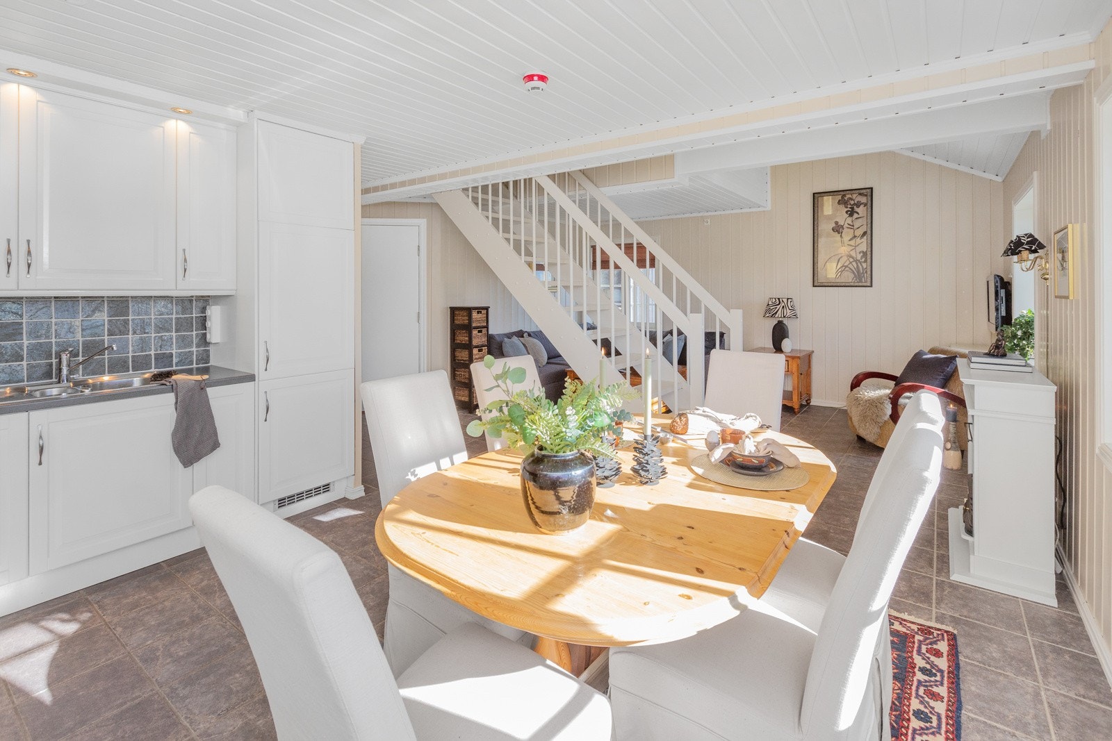 Her er det god plass for både sofa- og spisegruppe Galleribilde