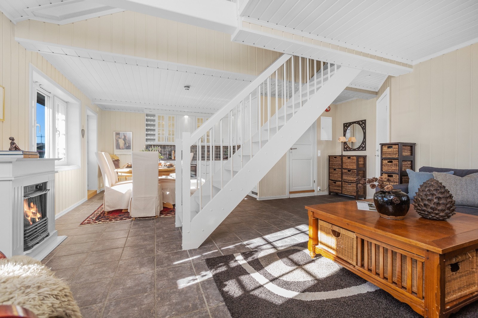 Trapp til 2. etasje fungerer som et praktisk skille mellom stue og kjøkken Galleribilde