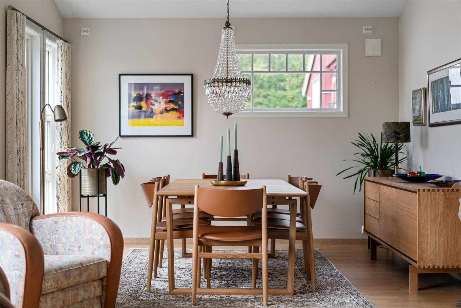 Spisestue med plass til stort spisebord for hele familien Galleribilde