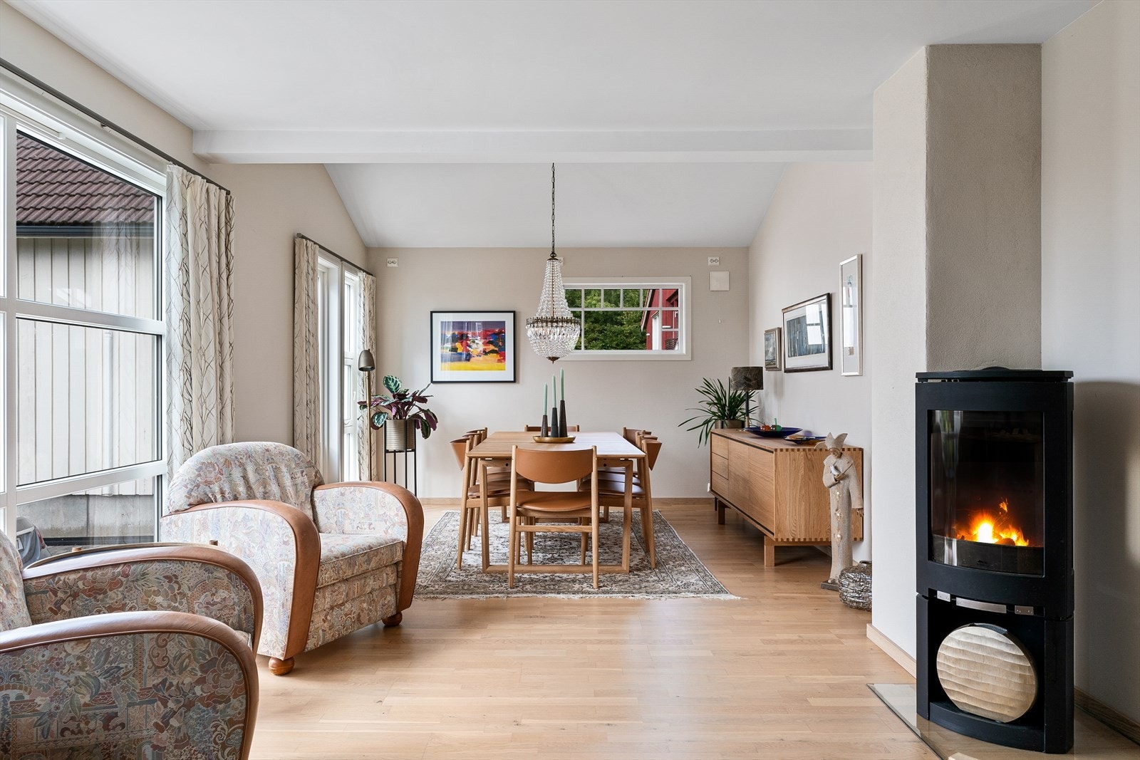 Fra spisestuen har man utgang til den solvendt terrassen Galleribilde