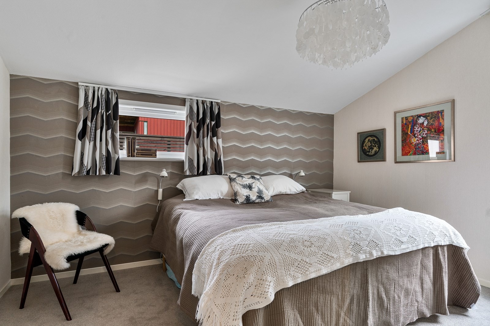 Romslig soverom med teppe på gulv og garderobeplass Galleribilde