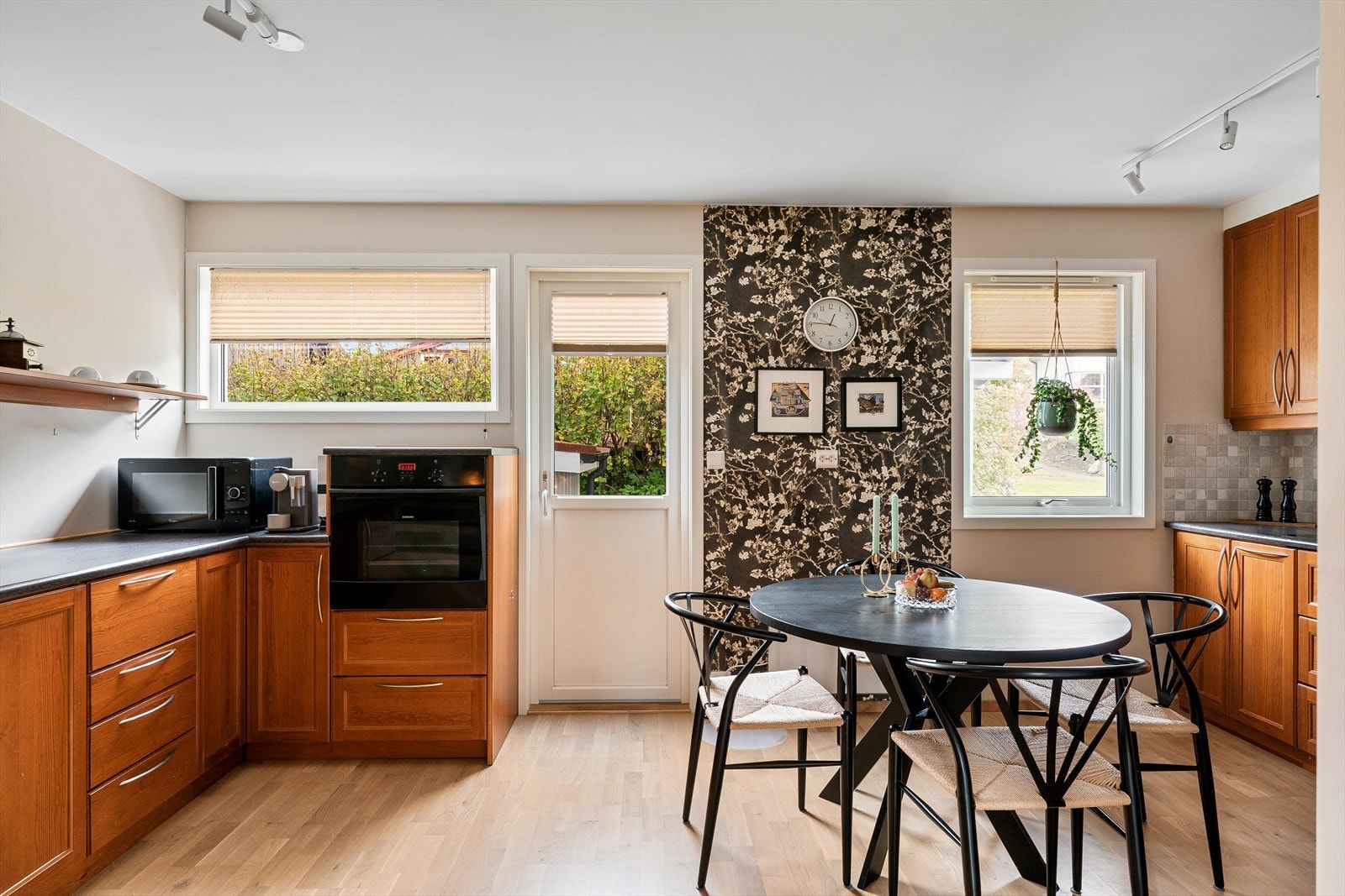 Integrert stekeovn og koketopp som følger med i handelen Galleribilde