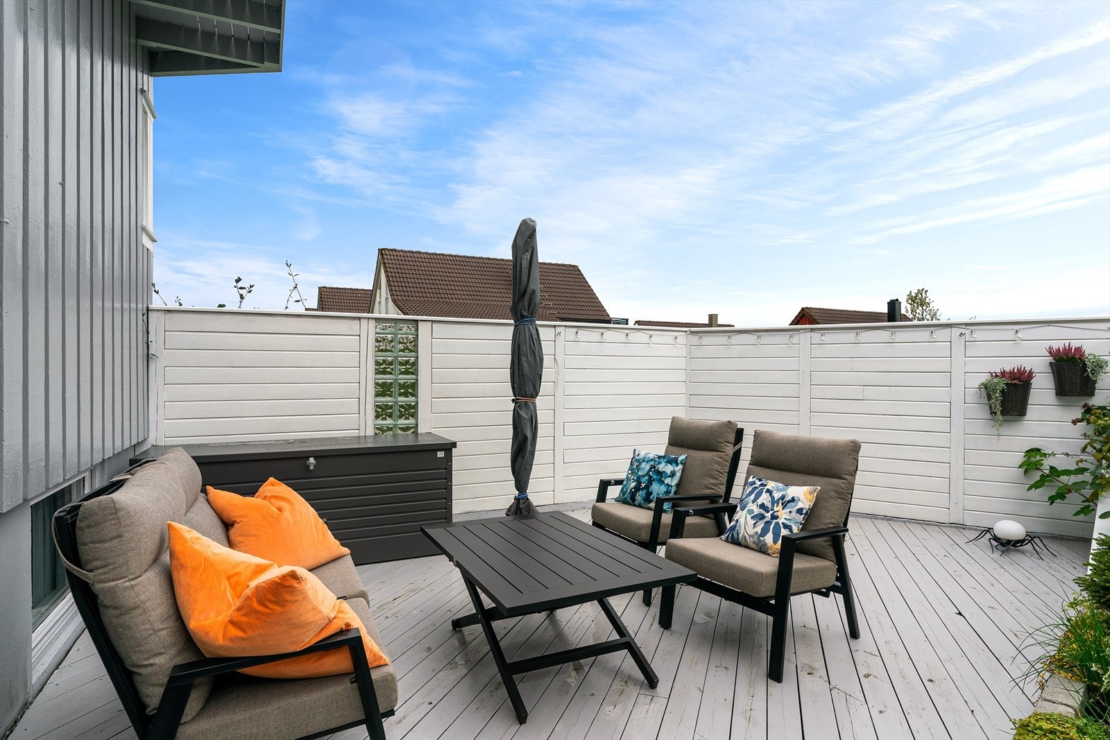 Usjenert terrasse mot sørvest med sol fra morgen til kveld Galleribilde