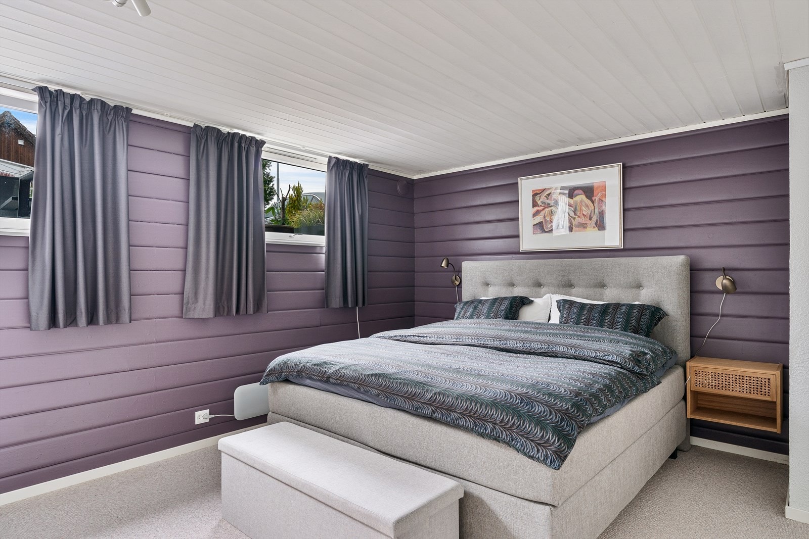 Romslig soverom (ikke byggemeldt) med teppe på gulv og stor skyvedørsgarderobe Galleribilde