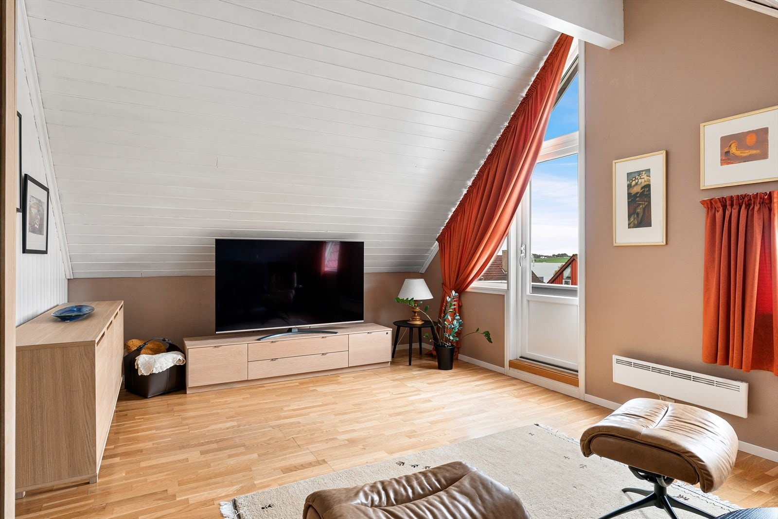 Praktisk loftstue med utgang til balkong Galleribilde