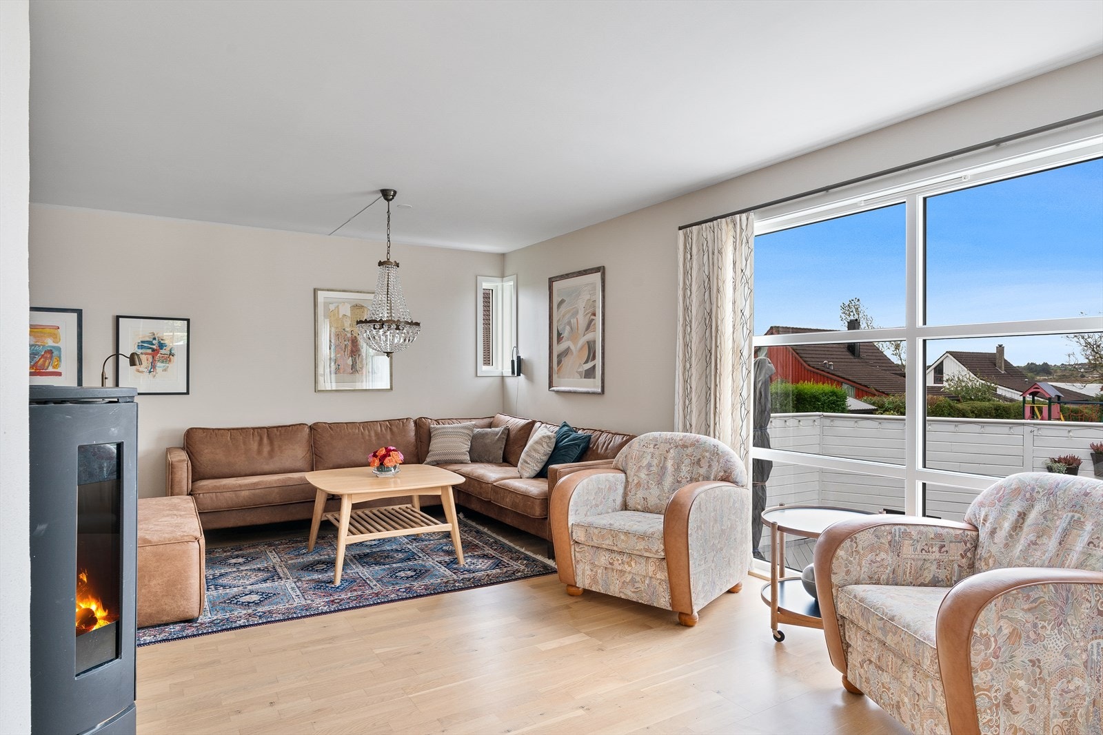 I stuen har man gode vindusflater og utsikt mot Hafrsfjord Galleribilde