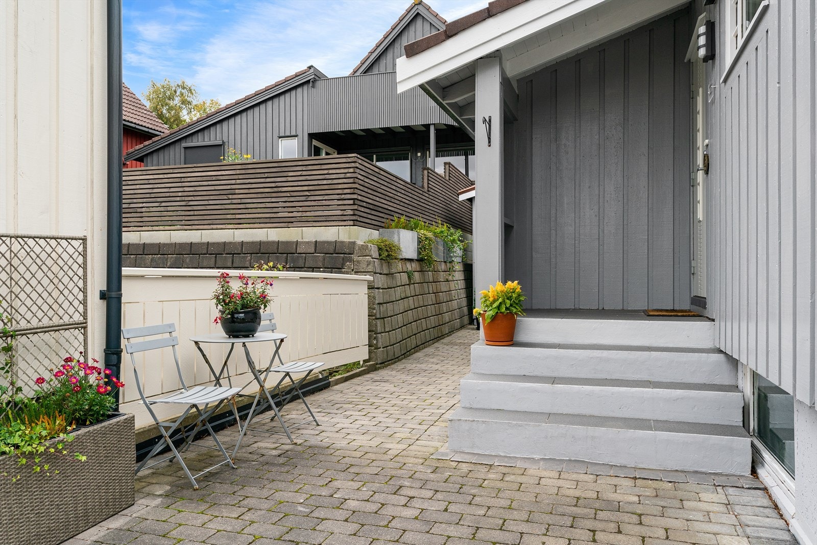 Inngangsparti med belegningsstein. Velkommen inn! Galleribilde