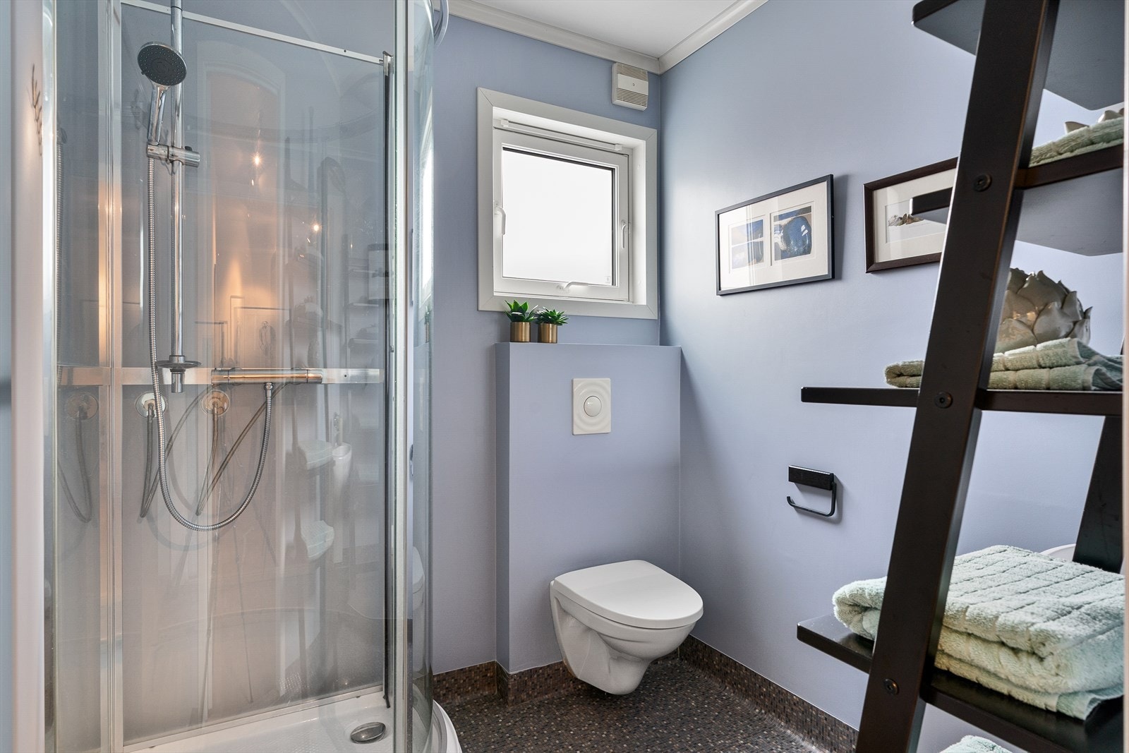 Pent bad, nytt i 2015, med belegg på gulv og gulvvarme Galleribilde