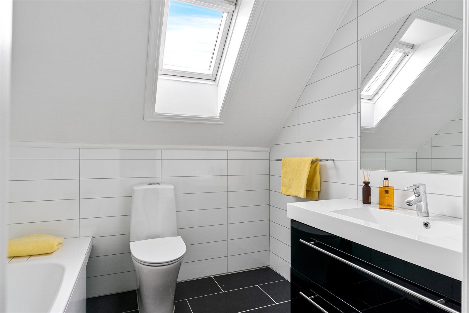 Badet er innredet med wc, badekar og seksjon med vask. Gulvvarme Galleribilde