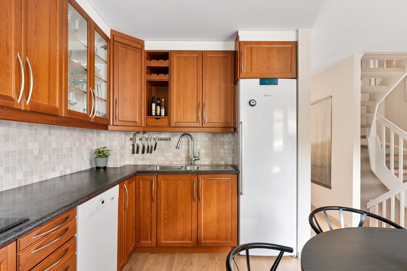 Meget god skap- og benkeplass og fliser mellom benk og skap Galleribilde